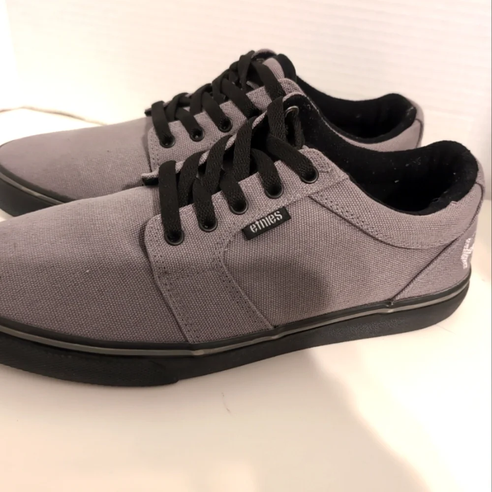 Etnies Gray and Black Sneakers barge LS‎ Men's Size 8.5